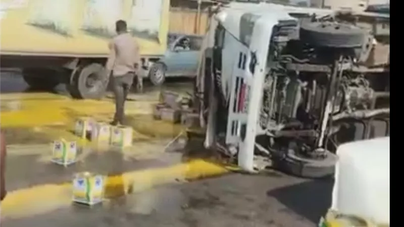 إصابة سائق وانقلاب سيارة نقل محملة بالسمن أمام موقف دمنهور وتعطل الحركة بالطريق الزراعي