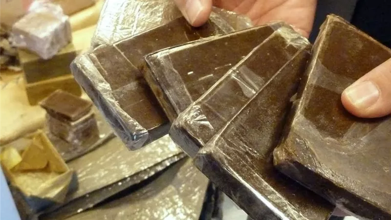 افتكرها شوكولاتة.. رضيع يتناول قطعة حشيش في مدينة 15 مايو 