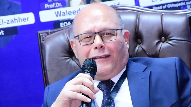 رئيس جامعة سوهاج يستعرض أحدث تقنيات جراحات الأعصاب الدقيقة