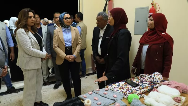 وزيرة التنمية المحلية ومحافظ الوادى الجديد يفتتحان مجمع الصناعات الحرفية بقرية مرزوق