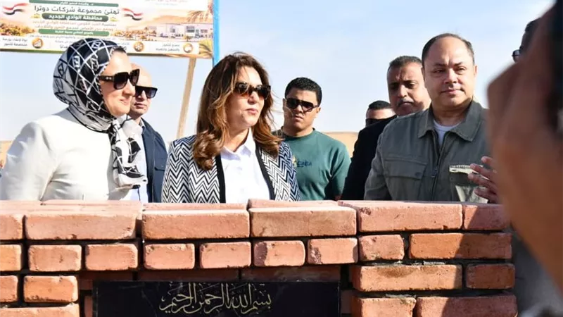 وزيرة التنمية المحلية تفتتح مصنعًا يوفر 60 فرصة عمل للمرأة بالوادي الجديد