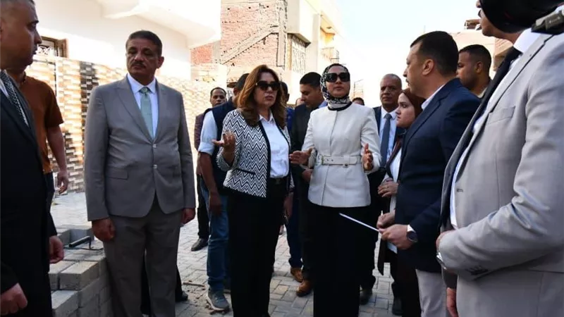 وزيرة التنمية المحلية تتفقد تطوير الموقف الإقليمي بالخارجة ورفع كفاءة الطرق الداخلية