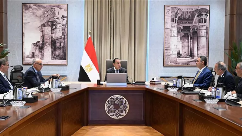 رئيس الوزراء يستعرض خطة تأمين الغذاء والمياه في منتدى مصر 2026