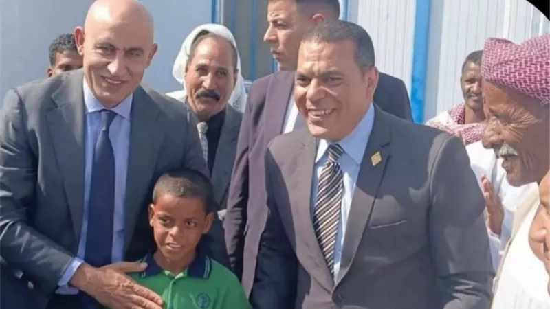 وزير التعليم يكرم الطالب عمر منصور خلال زيارته حلايب وشلاتين.. ما الأسباب؟