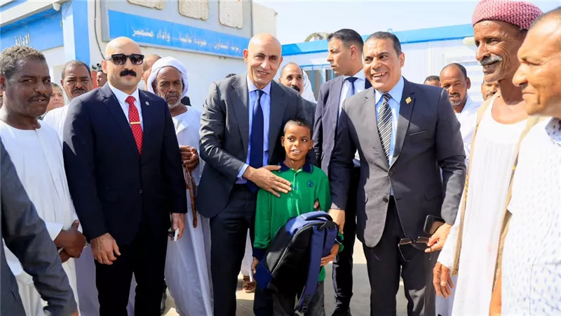 من تحية العلم إلى لقاء وزير التعليم.. قصة الطالب عمر محمد منصور في شلاتين