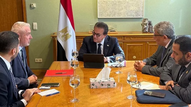وزير الصحة يبحث في قمة الصحة العالمية توطين صناعة مستلزمات الغسيل الكلوي في مصر 