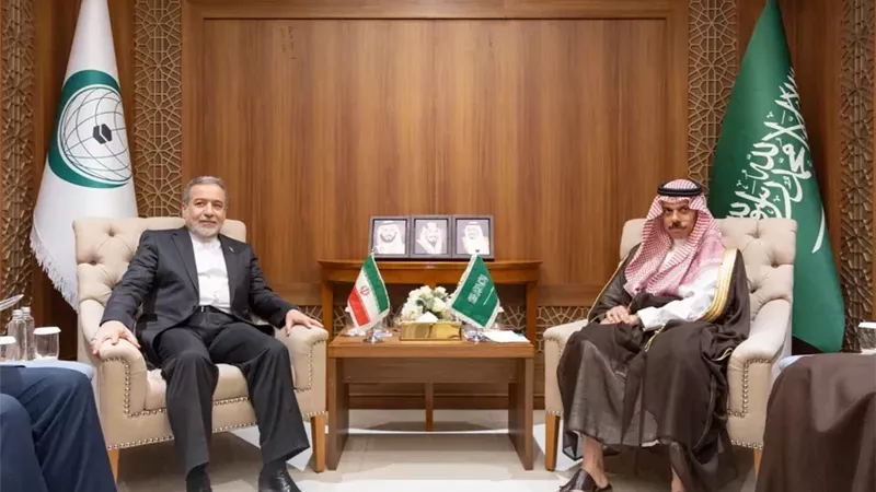 وزير الخارجية السعودي يتلقى اتصالًا هاتفيًا من نظيره الإيراني لبحث التصعيد بالمنطقة