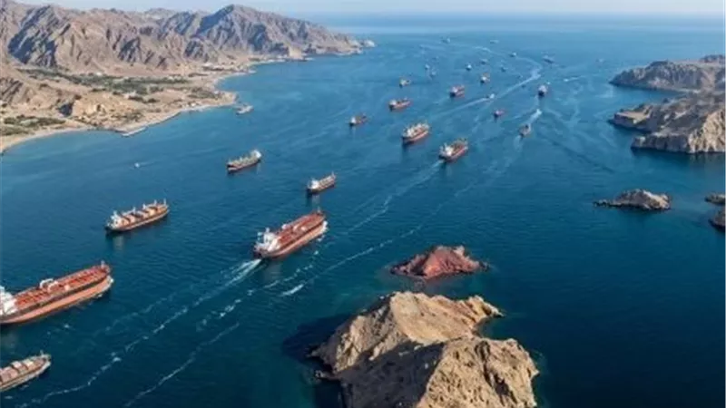 حريق ناقلة نفط شرقي مضيق هرمز.. وإيران تهدد بإغراق السفن الحربية الأمريكية  