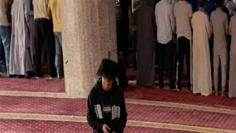خلال صلاة العصر.. سرقة حقيبة طالب بكلية الطب داخل مسجد بالمنيا