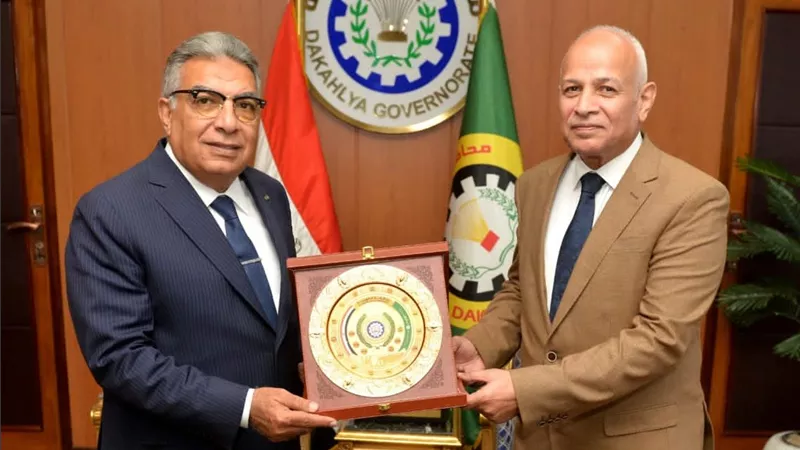 محافظ الدقهلية يُكرم محمد سعيد نشأت ويهنئه بتولي مهام عمله بالإسكندرية