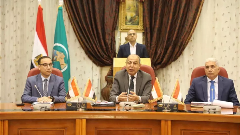 استعدادًا لموسم الأمطار.. محافظ المنيا يتابع جاهزية 32 مخرًا للسيول بالمحافظة