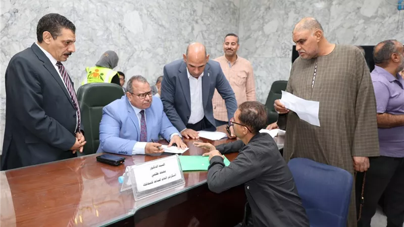 السكرتير العام والمساعد يواصلان فعاليات اللقاء الجماهيري الأسبوعي لبحث مطالب المواطنين بسوهاج