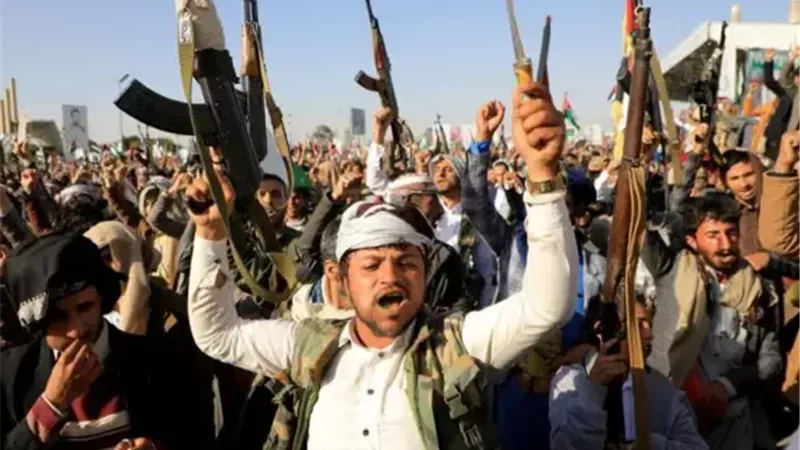 الحوثيون يحذرون موظفي أرامكو ويدعون لإخلاء المنشآت النفطية ومطار الملك خالد بالسعودية 