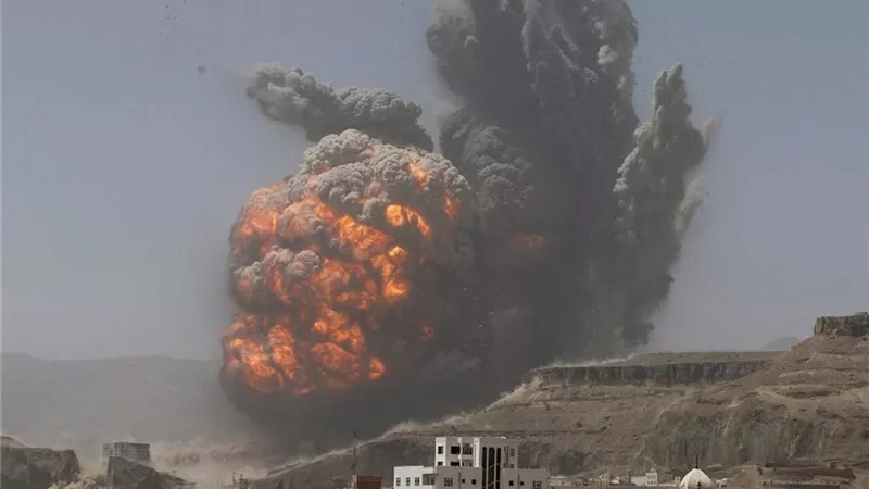 3 غارات سعودية تستهدف منشأة لتخزين النفط غرب صنعاء