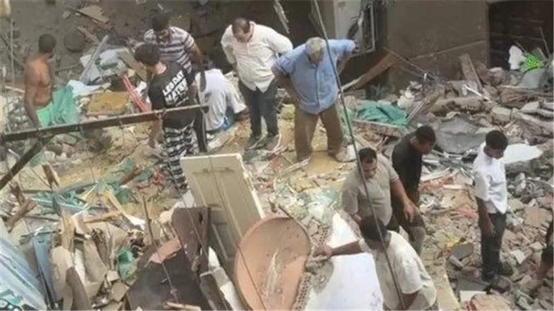 جهات التحقيق تعاين موقع انهيار عقار حدائق القبة.. وتنقذ طفلًا من تحت الأنقاض