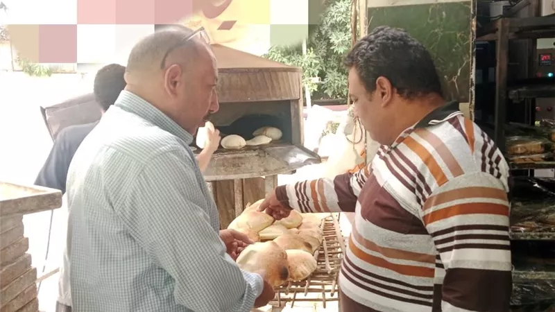 تموين الإسماعيلية يضبط 8 أطنان دقيق مجهول و460 علبة سجائر أجنبية في حملة مكبرة 