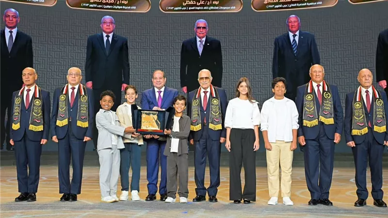 الرئيس السيسي يكرم عددا من أبطال حرب أكتوبر بمُناسبة ذكرى انتصارات أكتوبر
