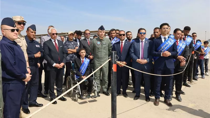 رئيس جامعة المنيا يقود وفدًا طلابيًا في زيارة لمطار المنيا لتعزيز الوعي الوطني