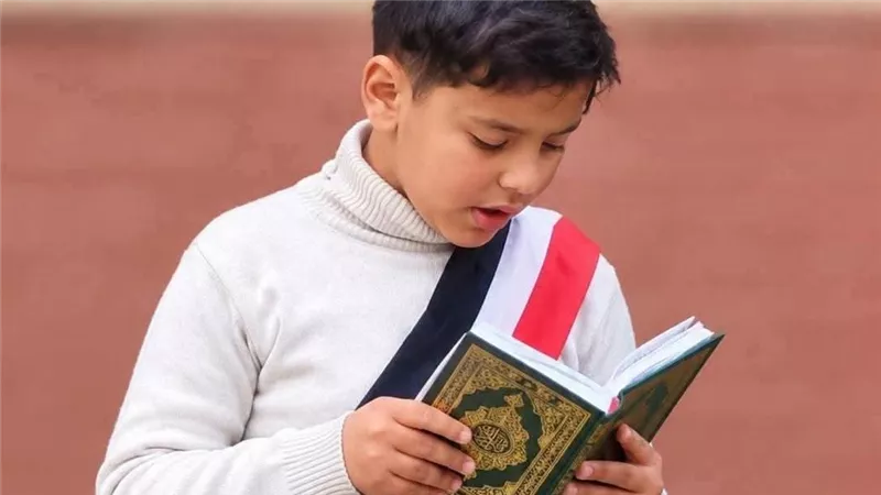 مدرسة العاشر من رمضان الإعدادية ناعيةً الطالب آدم الأحمدي: كان من حفظة القرآن الكريم