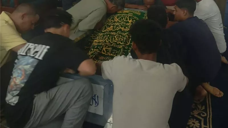 جنازة مهيبة لعم هاشم خادم ساحة سيدي أبي الحجاج بالأقصر.. حزن بين الأهالي وصفحات التواصل تمتلئ بصور الراحل