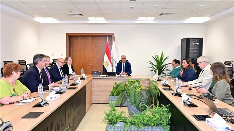 وزير الري يبحث التعاون مع جامعات بريطانية لتعزيز إدارة المياه والأمن الغذائي