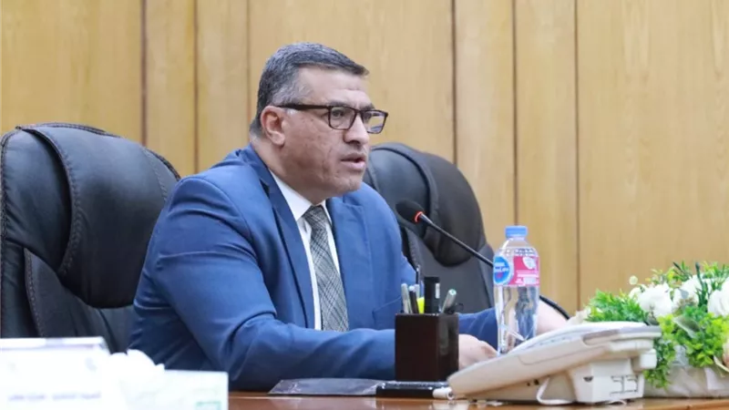 محافظ قنا: رصف شوارع الكنوز والمخبز الآلي بعد الانتهاء من تغيير كابلات 
