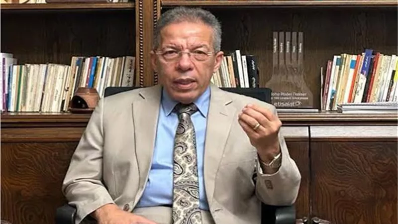 هل يلتحق طلاب أدبي بكليات الطب؟.. نقيب الأطباء يكشف واقعة أثارت الجدل