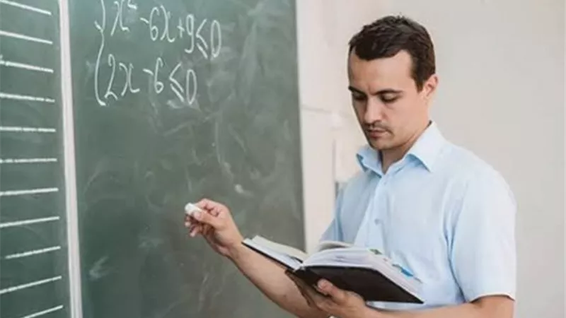 من يستحق حافز التطوير والتدريس للمعلمين؟.. تعرف على قائمة الفئات المستفيدة والمستبعدة