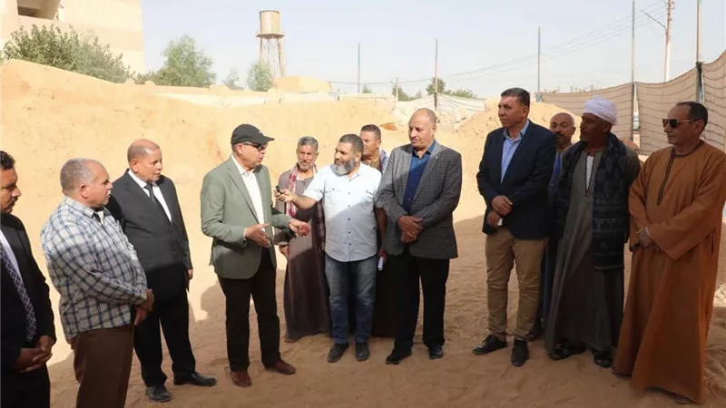  خلال جولة بقرية 8.. محافظ المنيا يستجيب لمطالب الأهالي بإنشاء ملعب مدرسي