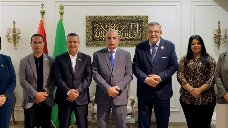 محافظ الإسماعيلية يبحث مع أعضاء النواب والشيوخ مطالب المواطنين