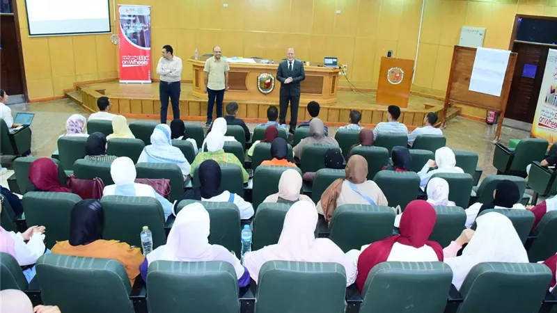 جامعة سوهاج تعزز ثقافة الابتكار بين الطلاب من خلال معسكر التفكير التصميمي