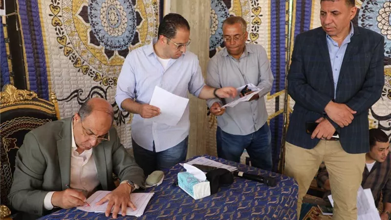 من مياه الشرب إلى الخدمات الصحية.. مطالب أهالي قرية 8 على طاولة محافظ المنيا