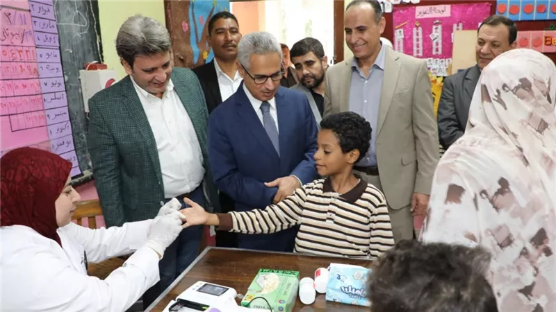 محافظ بني سويف يتابع أعمال مبادرة الكشف عن الأنيميا والسمنة والتقزم بالمدارس