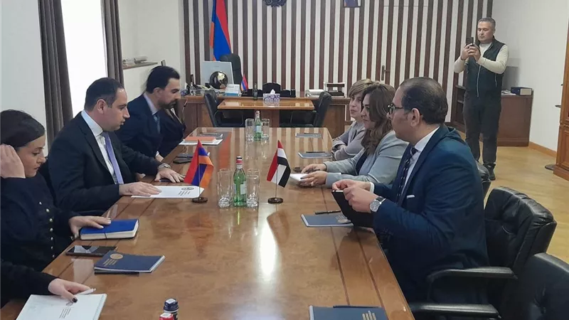 منال عوض تبحث مع وزير أرميني فرص التعاون في الطاقة النظيفة وإدارة المخلفات