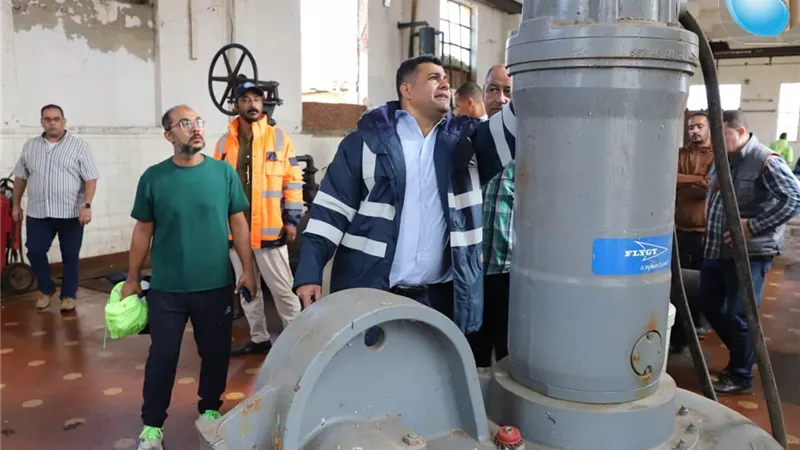 الصرف الصحي بالإسكندرية: فرقنا في الشارع.. ونتعامل مع تجمعات مياه الأمطار أولًا بأول
