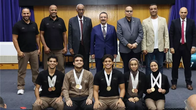 رئيس جامعة الإسكندرية يكرّم الطلاب الفائزين في البطولات الجامعية