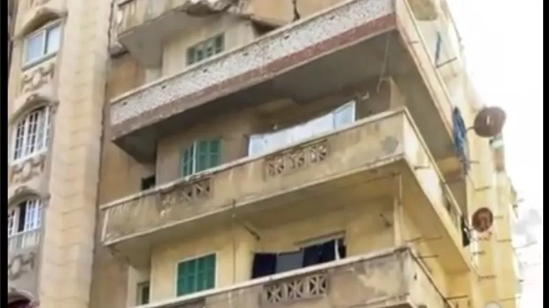 العناية الإلهية تنقذ المارة من انهيار شرفة عقار بشارع سينما ليلة بالإسكندرية