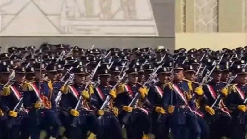 طلاب الأكاديمية العسكرية يرددون شعار الكلية أمام الرئيس السيسي خلال حفل التخرج