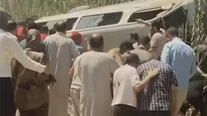 بينهم 4 أطفال.. إصابة 9 في انقلاب ميكروباص ببني سويف