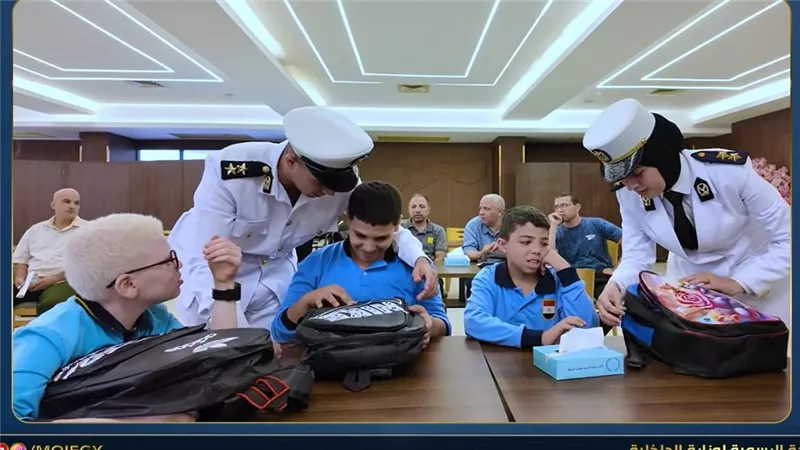 هدايا وعصا بيضاء وخدمات مجانية.. الداخلية تحتفل باليوم العالمي لذوي الإعاقة البصرية