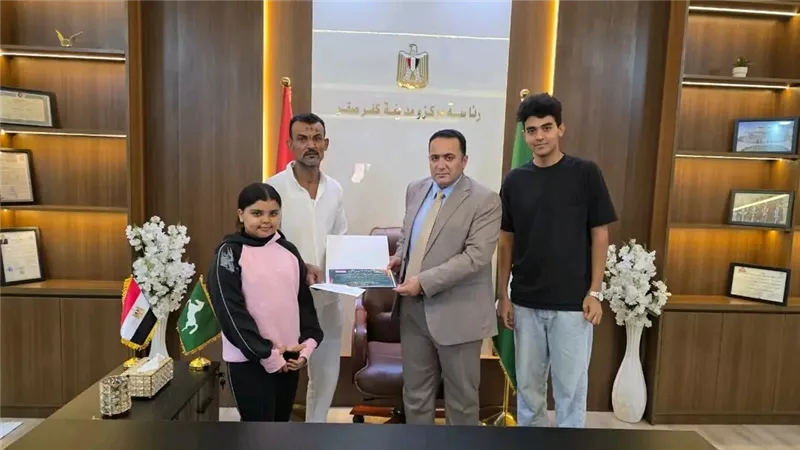 تقديرًا لشجاعته.. رئيس مدينة كفر صقر يكرّم مواطنًا لموقفه الإنساني بحريق حي السلام