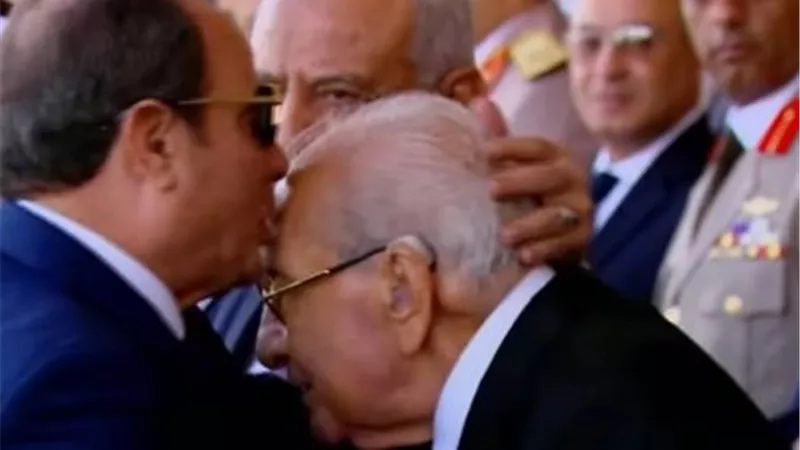 السيسي قبّل رأسه.. محطات تاريخية بحياة الفريق مجدي حتاتة الذي كرمه الرئيس في لقطة أثارت إعجاب الملايين 