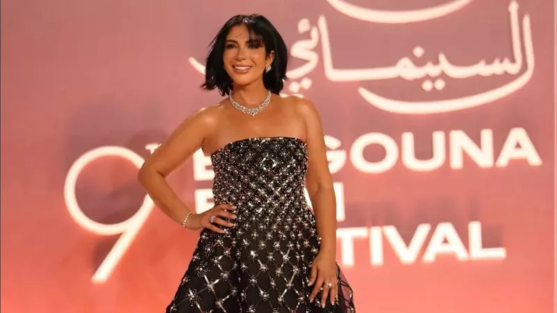 بعد تكريمها.. نجوم الفن يساندون منى زكي في ندوتها بمرجان الجونة