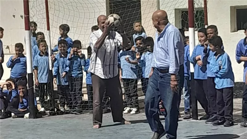 خلال الفسحة.. معلمو وادي الملكات بالأقصر يخوضون مباراة كروية وسط هتافات الطلاب