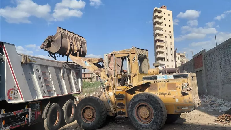 إزالة 120 طن مخلفات من مصرف عزبة الصفيح بالمنصورة خلال حملة مكبرة
