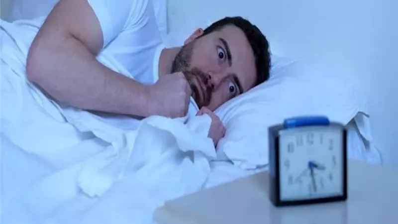 هل تستيقظ مفزوعًا وتشعر بالسقوط؟ تفسيرات شائعة لظواهر النوم الانتقالية