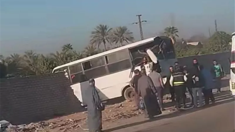 إصابة 21 شخصًا في تصادم أتوبيسين بطريق بلبيس – العاشر من رمضان