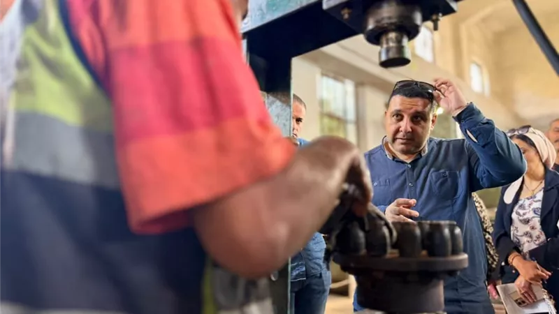 من قلب الورشة.. رئيس مياه القناة يفاجئ قطاع بورسعيد ويوجه بدعم كامل للعاملين 