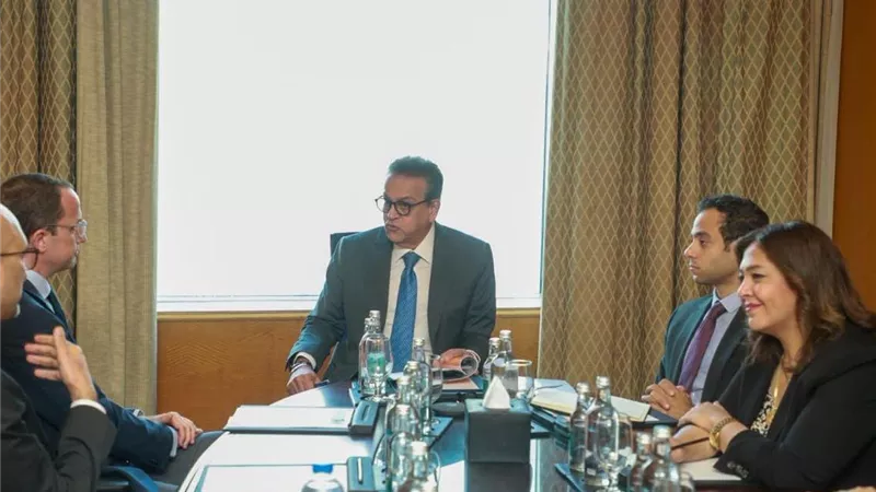 وزير الصحة يبحث مع «فايزر» توطين لقاح المكورات الرئوية وتعزيز التعاون في علاجات الأورام والأمراض النادرة