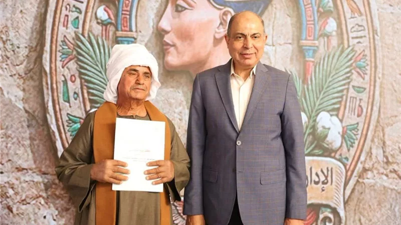 محافظ المنيا يسلم 400 عقد تقنين أراضي للمستحقين بسمالوط